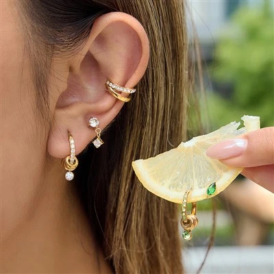Brincos de argola com charme CZ