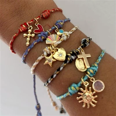 Pulseira de cordão tecido com vários encantos